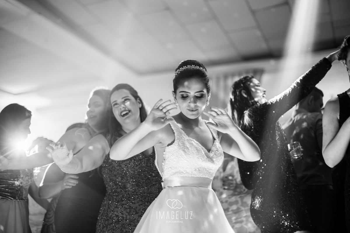 Noiva dançando com suas amigas no casamento em cuiabá.