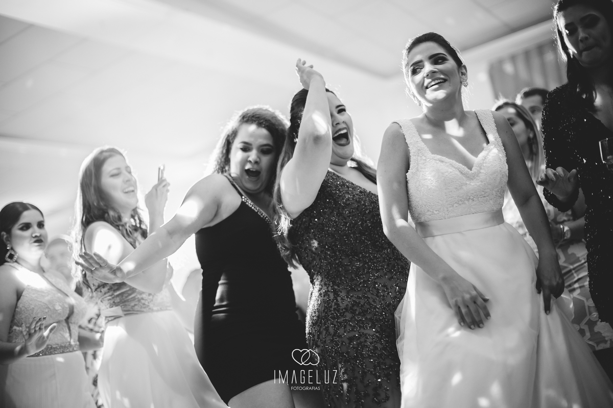 Noivas dançando na festa do casamento em cuiabá mt.