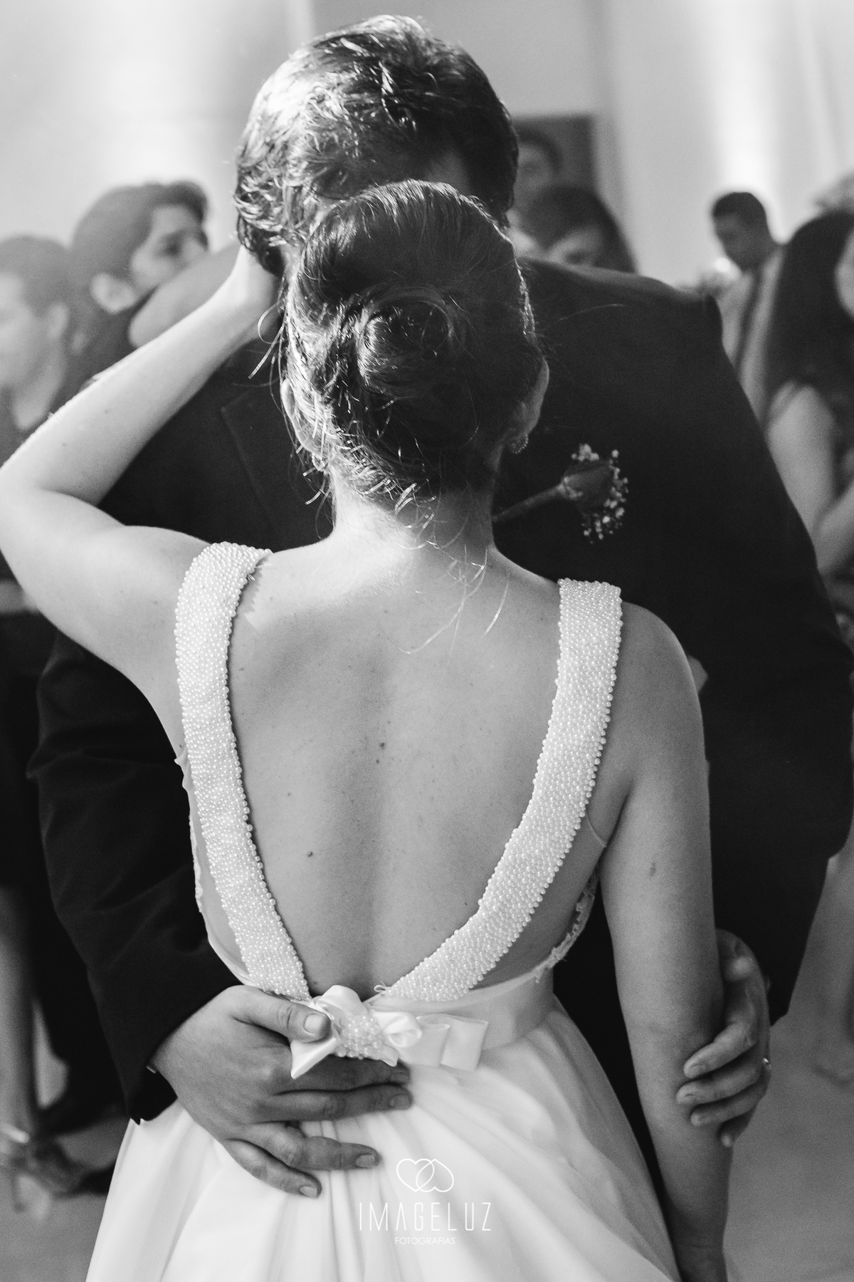 Detalhes das costas do vestido da noiva. 