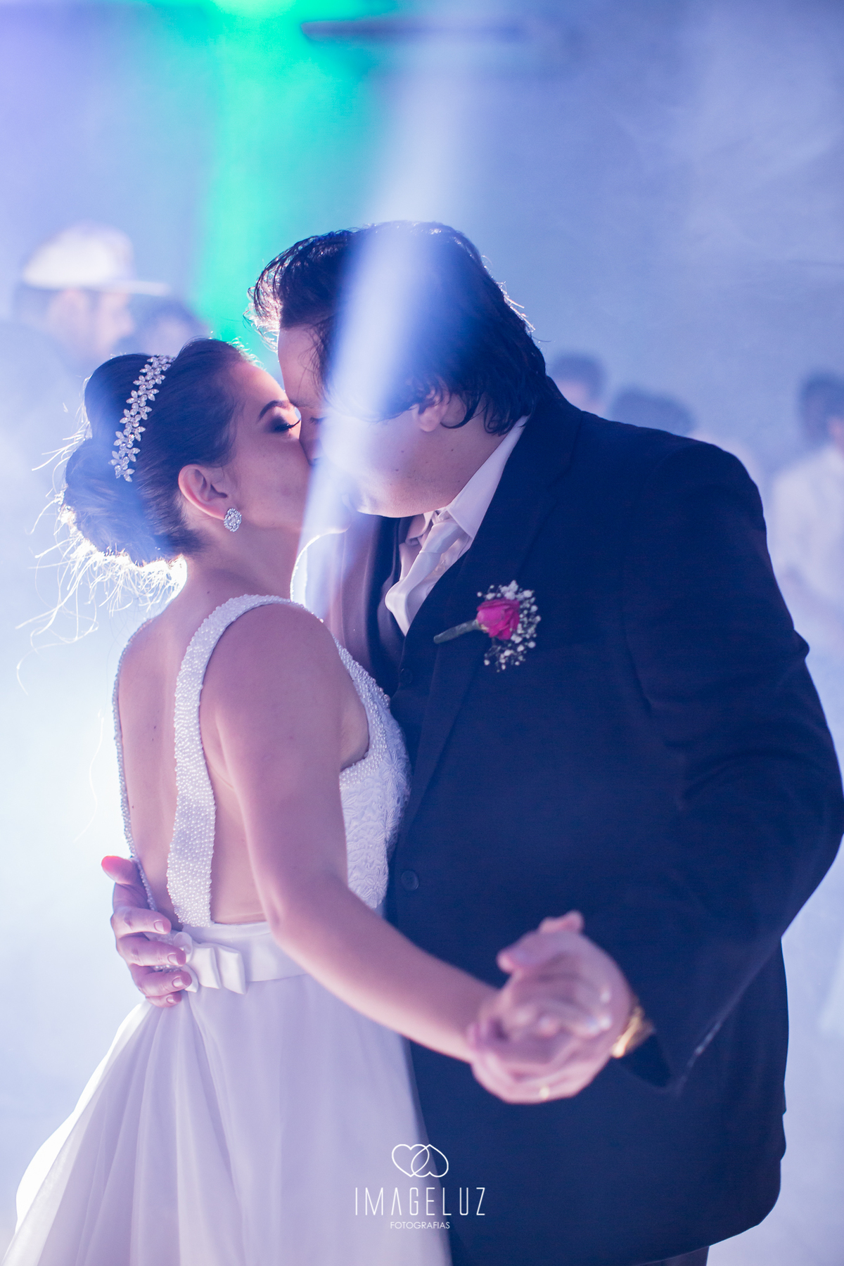 Foto da primeira dança dos noivos.