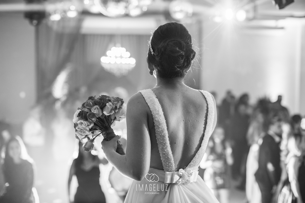 a hora de jogar o buque.