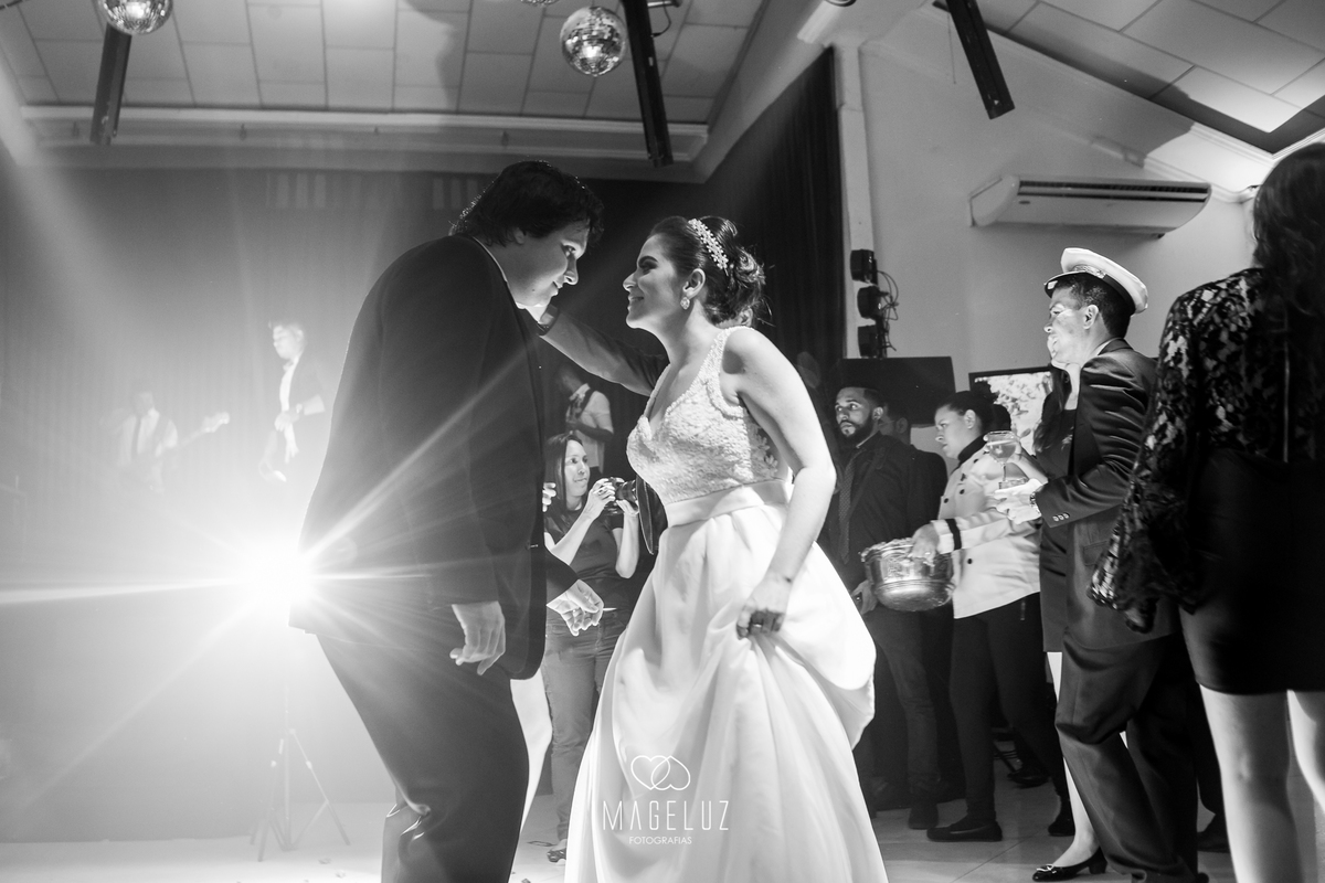 Noivos dançando em seu casamento.