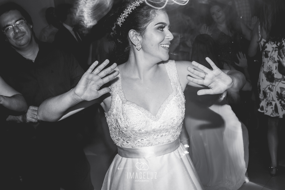 Noiva dançando feliz no casamento.