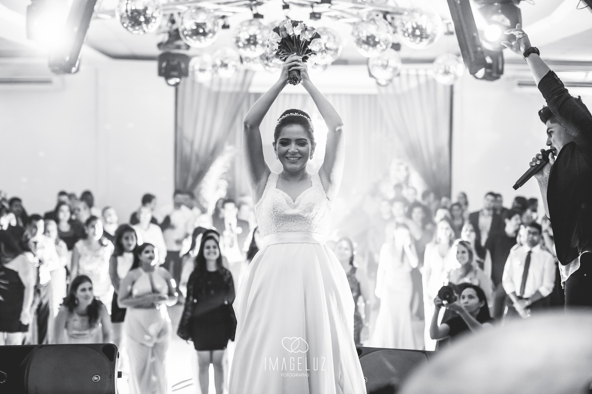 Noiva vai jogar o buque