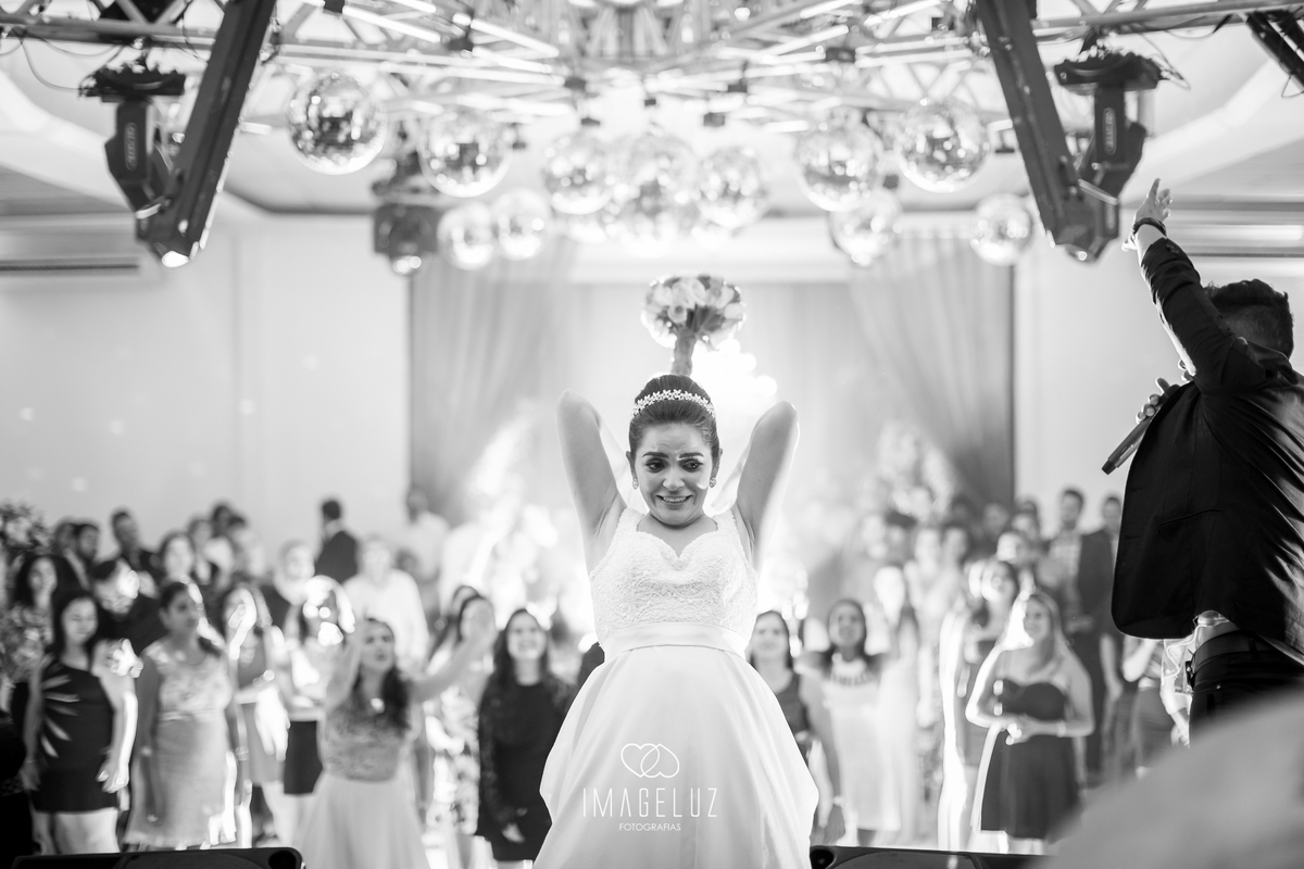 Noiva jogou o buque para as solteiras do casamento