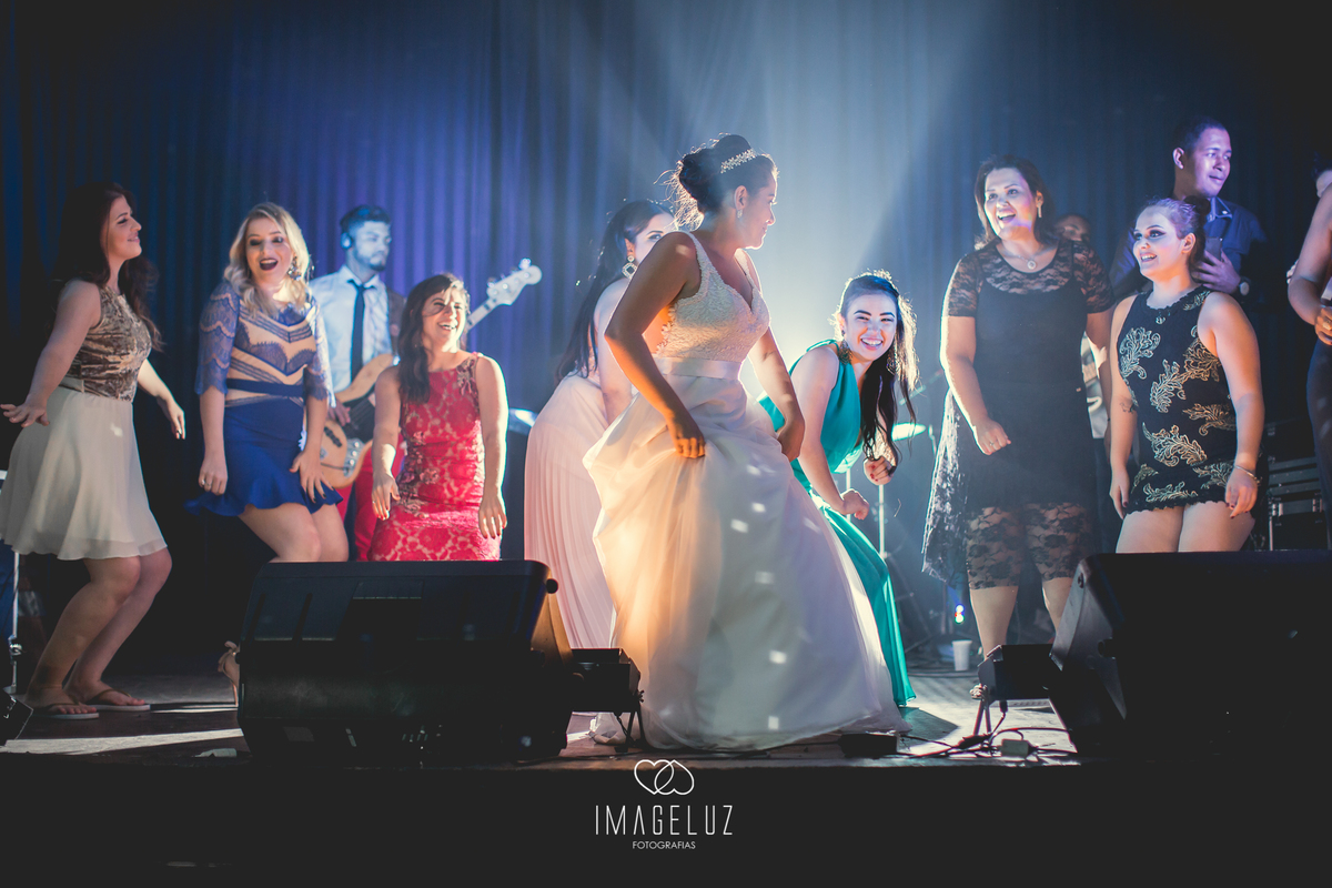 Noiva dançando com suas amigas.