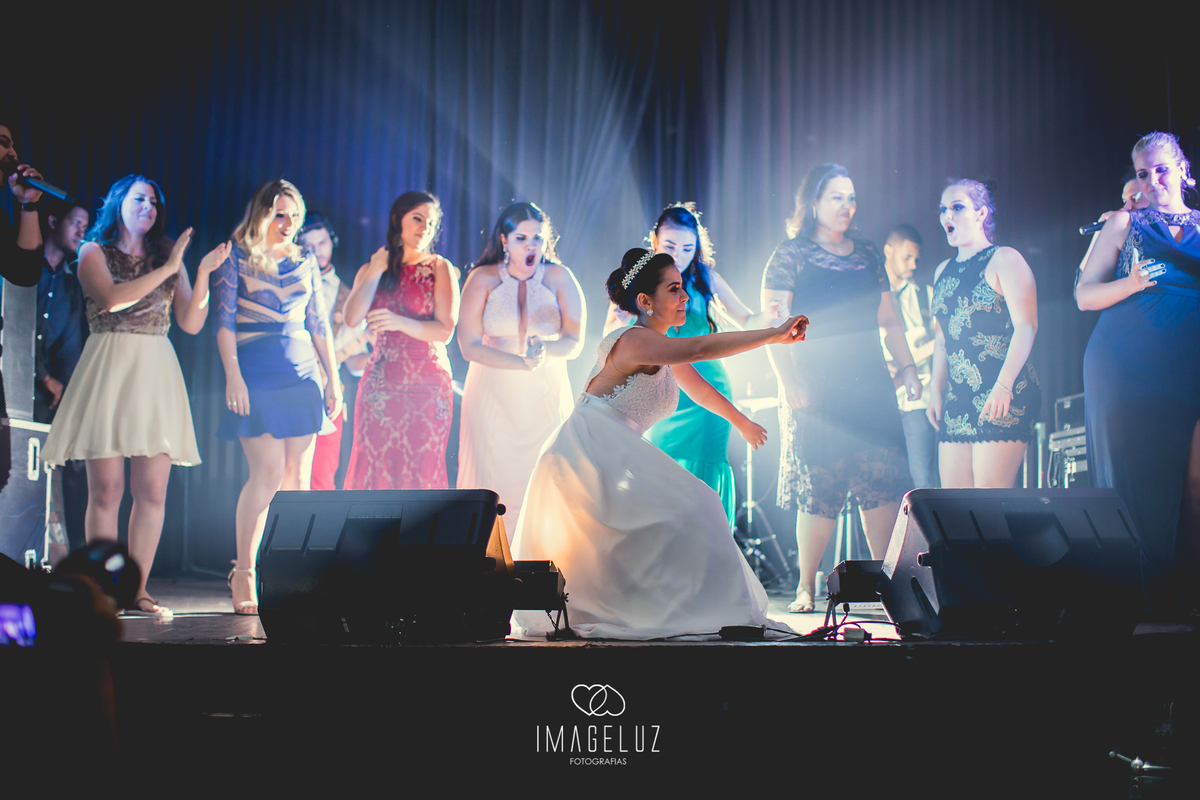 Noiva dançando até o chão.