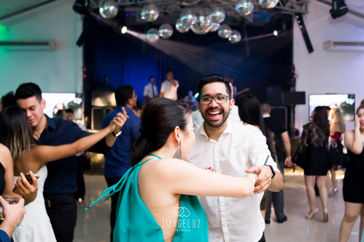 Convidados dançando no casamento.