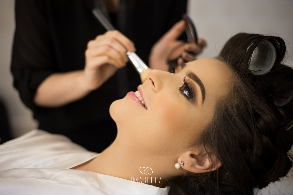 Noiva sendo maquiada para seu casamento, no salão condessa corpo e imagem em Cuiabá. 