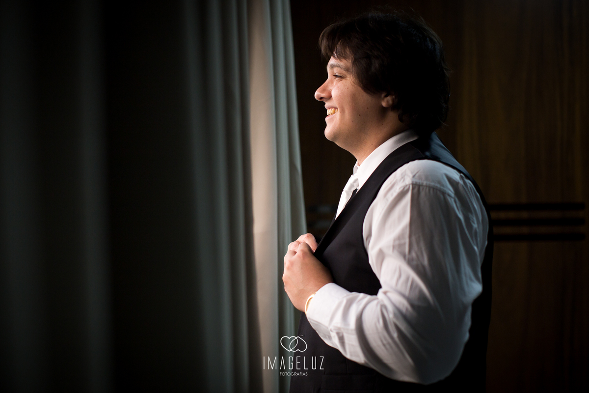 Makig of do noivo. Noivo vestindo seu colete para ir a seu casamento. 