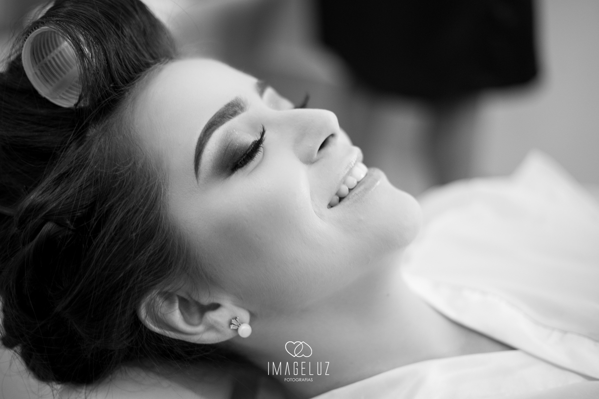 Maquiagem da noiva e um lindo sorriso.