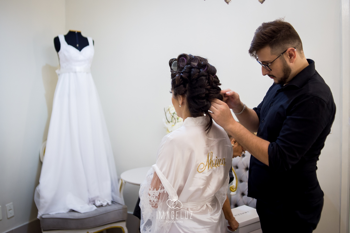Cabeleireiro Max fazendo o penteado na noiva Barbara em seu making of. 