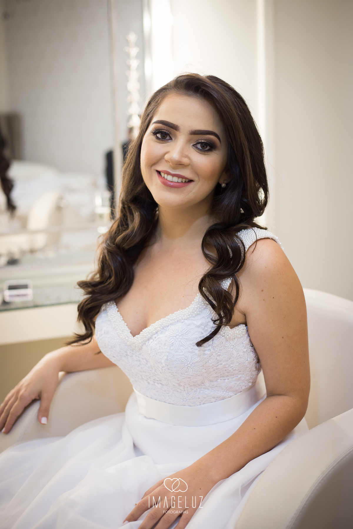 Noiva de cabelo solto com cachos. 