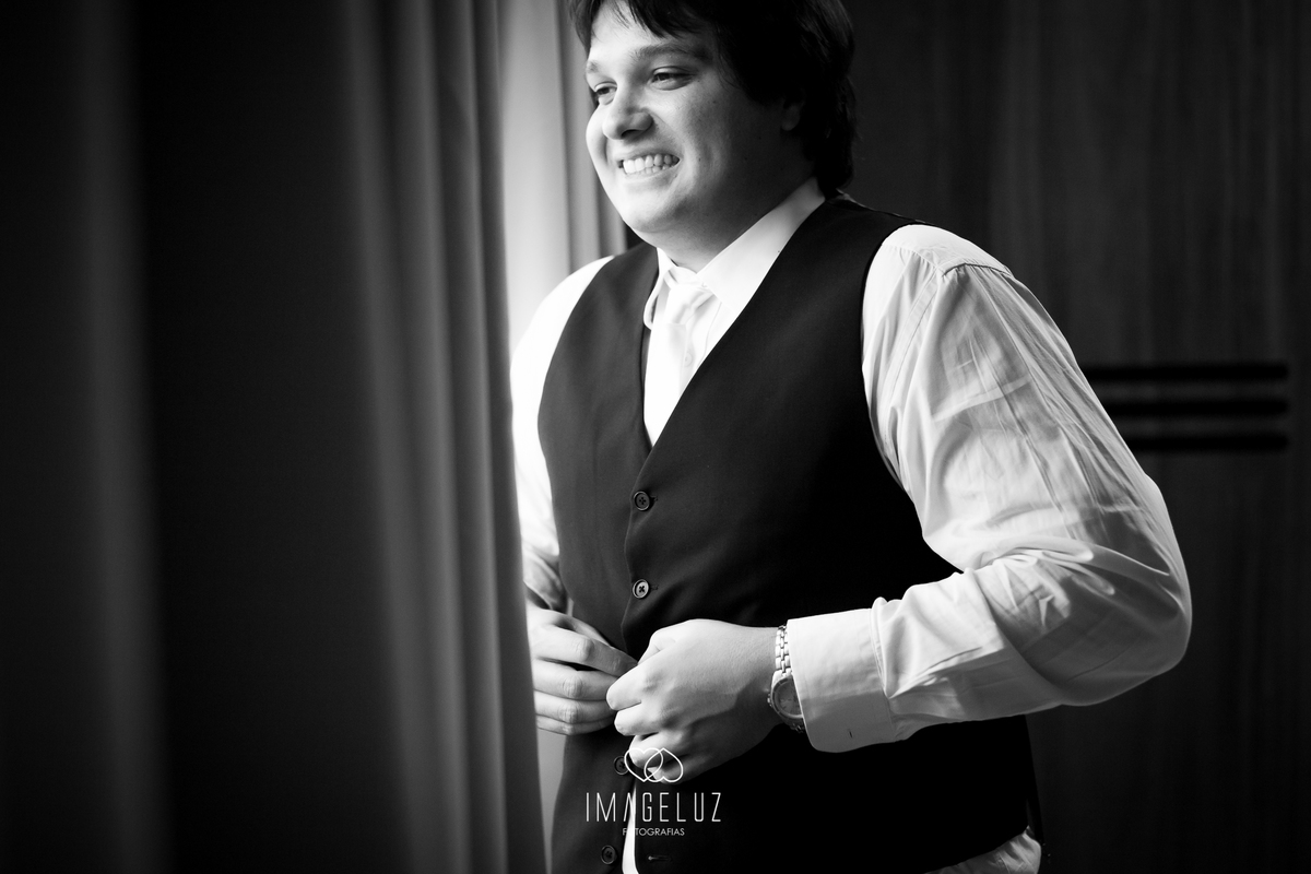 Noivo se arrumando para o seu casamento em cuiabá.