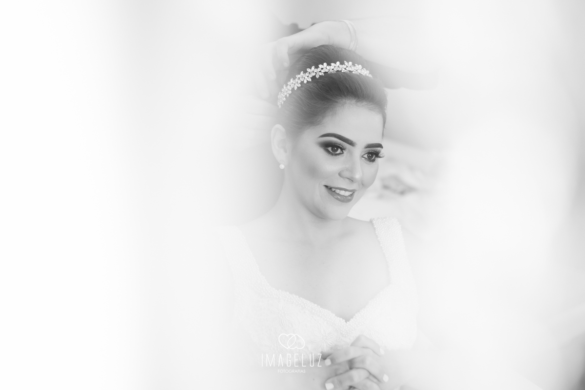 Reflexo no espelho com a noiva sorrindo.