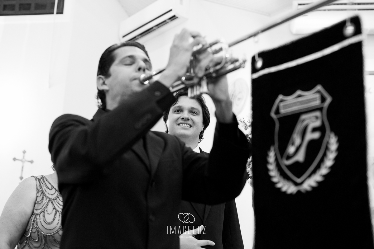 O sorriso do noivo ao ver seua amada entrando na igreja.