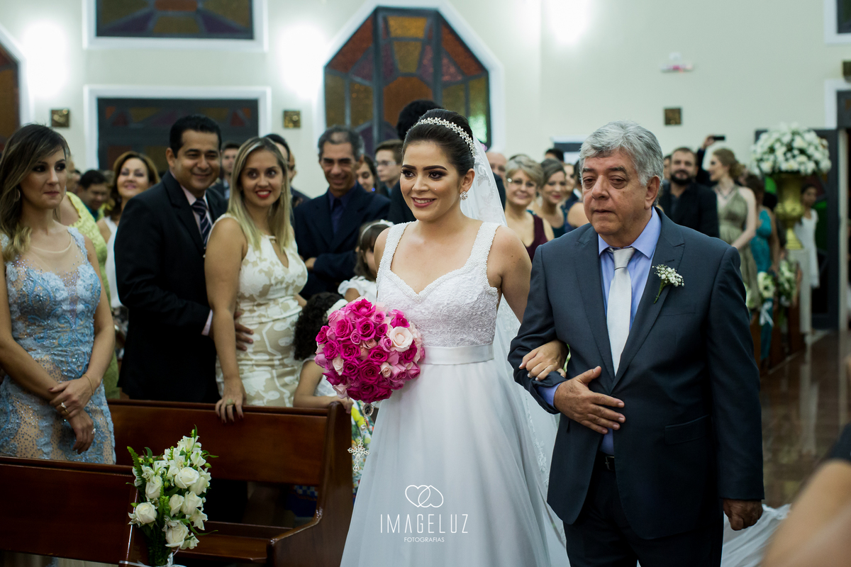 Noiva emocionada entrando no casamento.