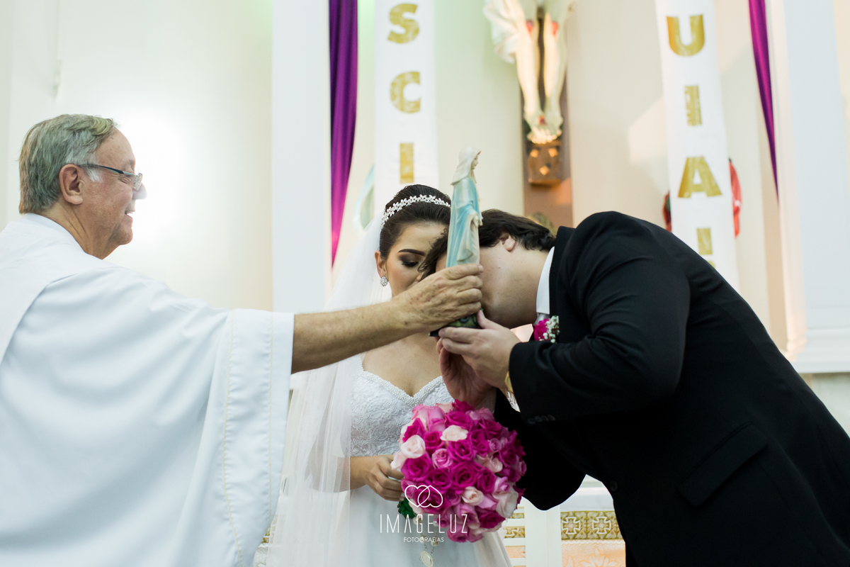 Noivo beijando os pés da santa, Nossa Senhora.