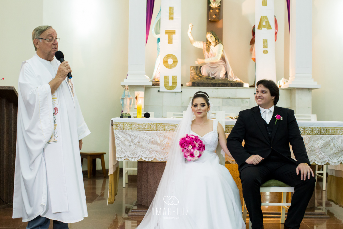 Noivos na cerimônia de casamento.