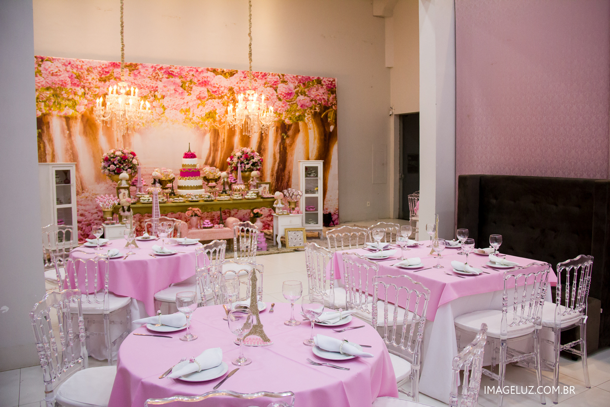 Decoração Paris e messas com toalhas rosas