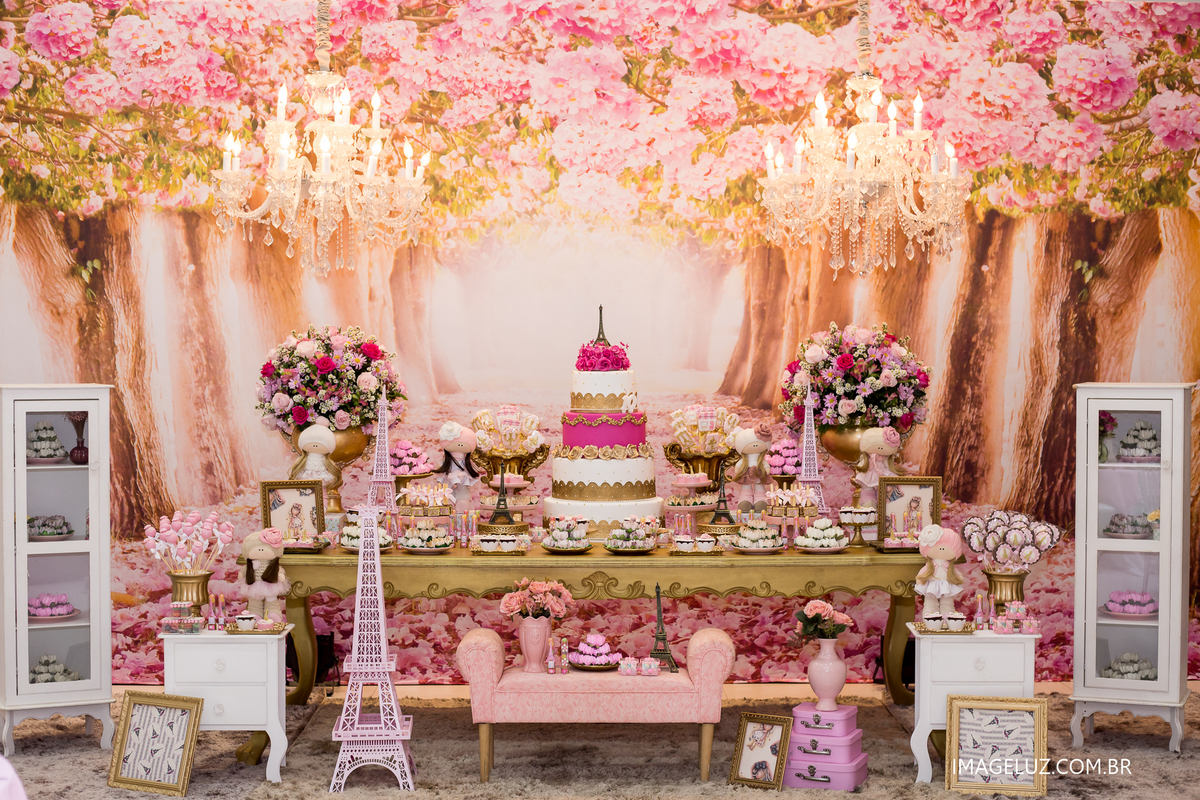 mesa do buffet com decoração no tema paris