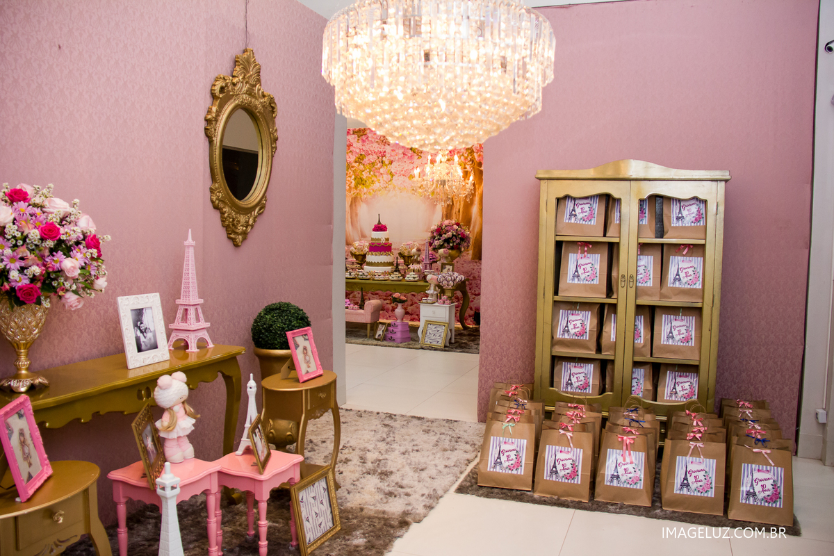 hall de entrada com mesa de decoração ao fundo