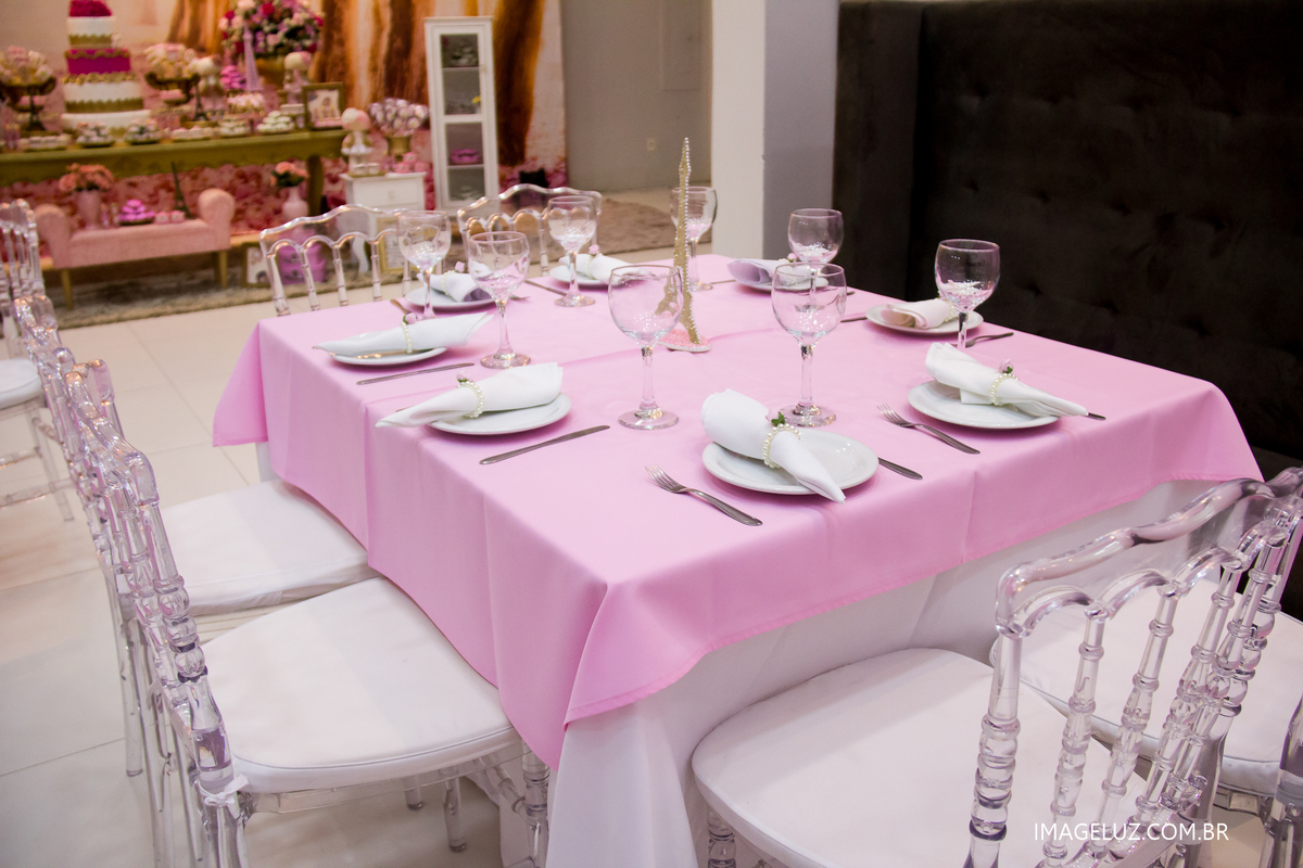 mesa com toalha rosa e taças