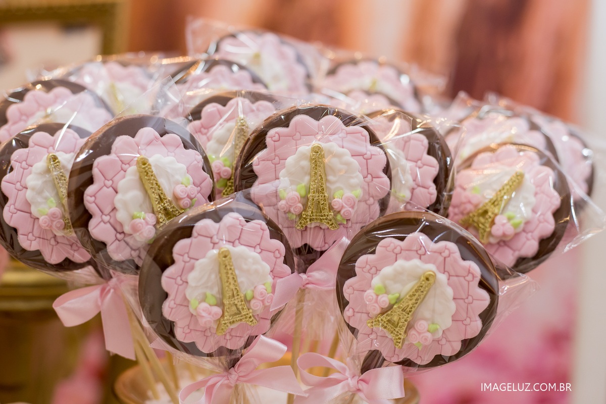 pirulitos de chocolate com torre eiffel 