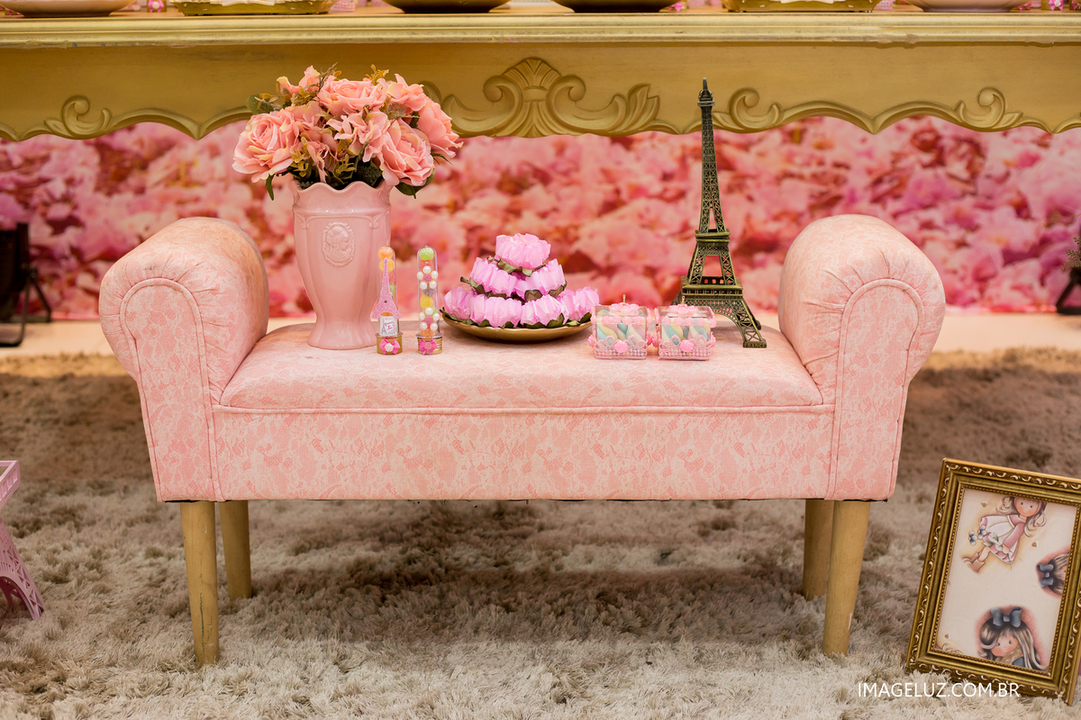 sofá torre eiffel  e vaso rosa decoração tema paris