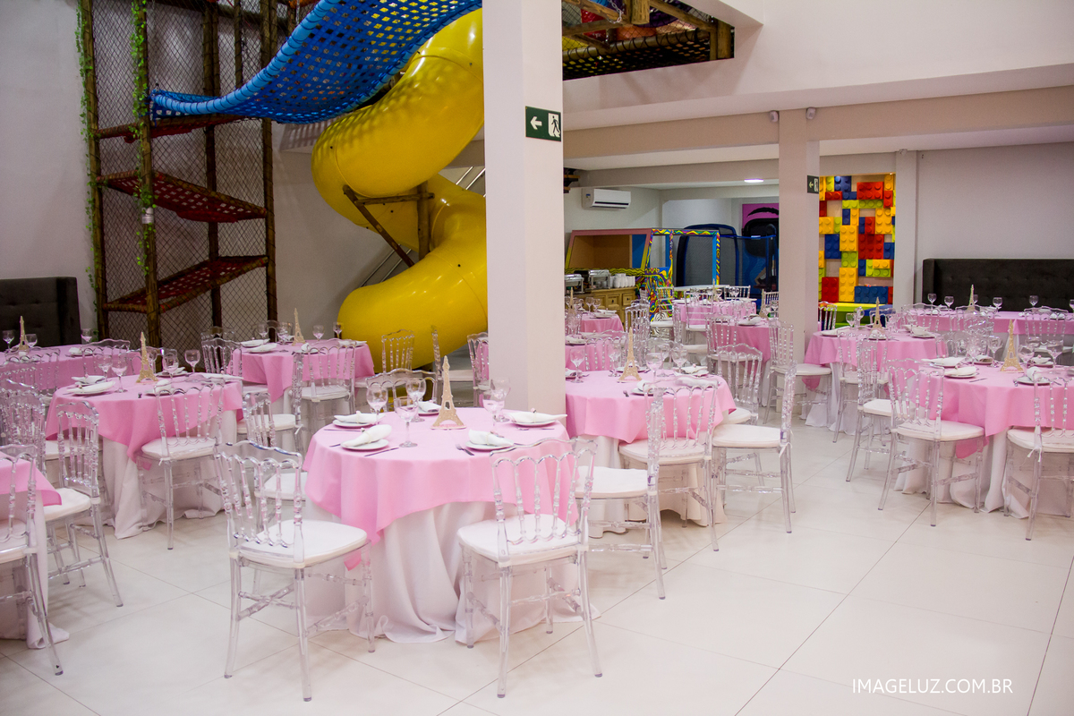 mesas  do buffet decoradas com toalhas rosas