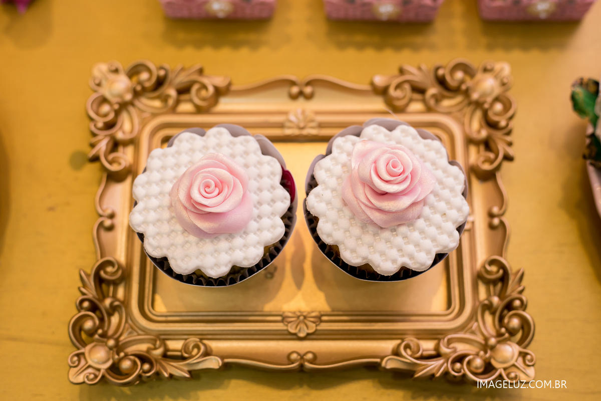 dois cupckakes com bandeija dourada