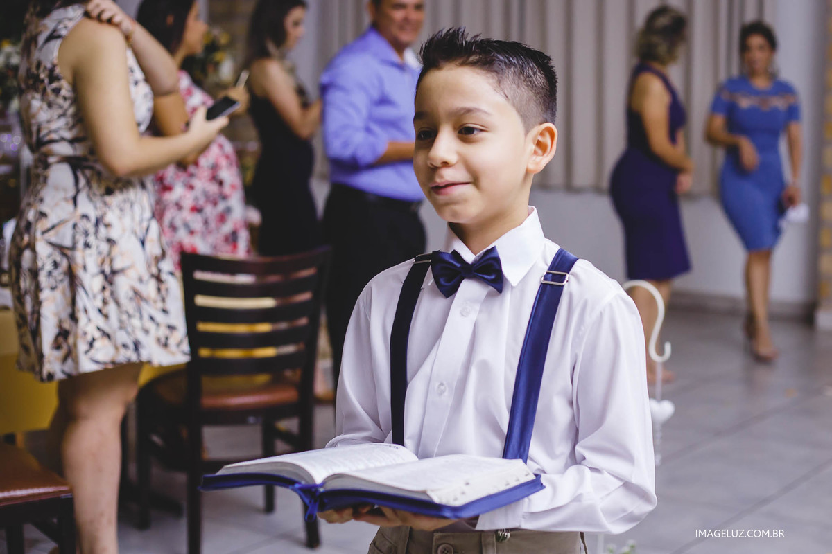 menino levando a biblia 