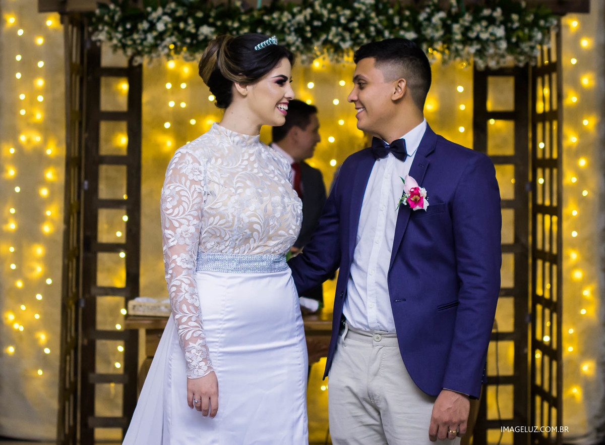 noivos no altar se olhando em Cuiabá 