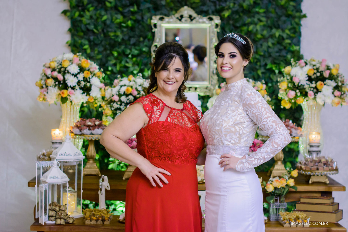 noiva e sua mãe apos o casamento