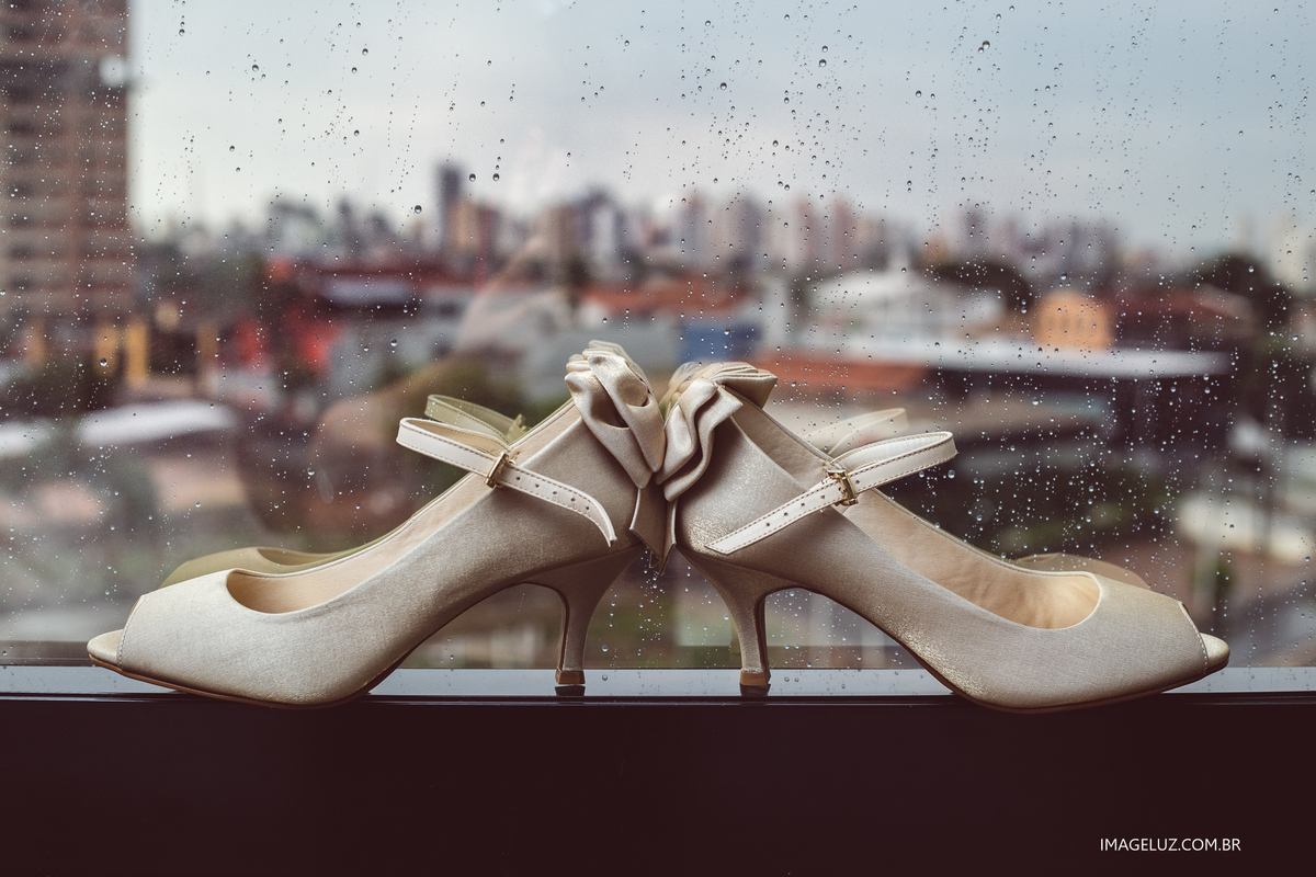detalhe do sapato da noiva