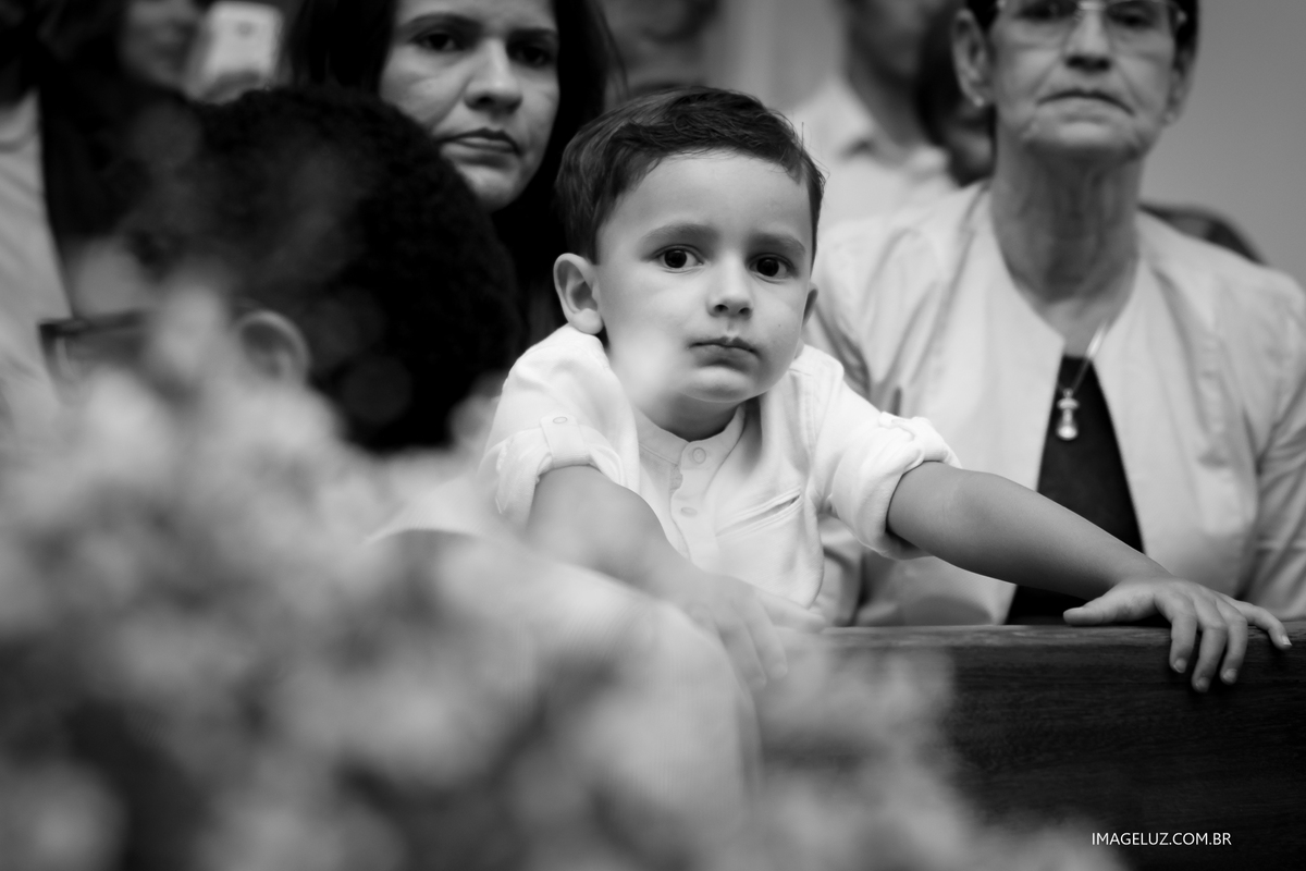menino esperando começar o casamento
