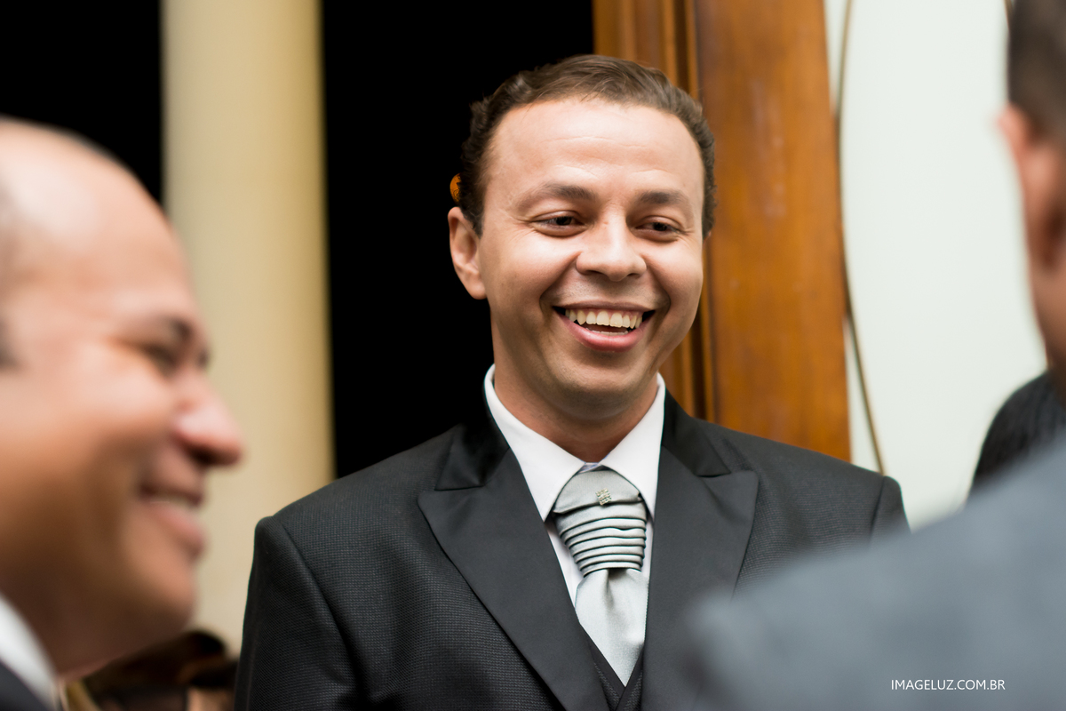 noivo recepcionando os convidados