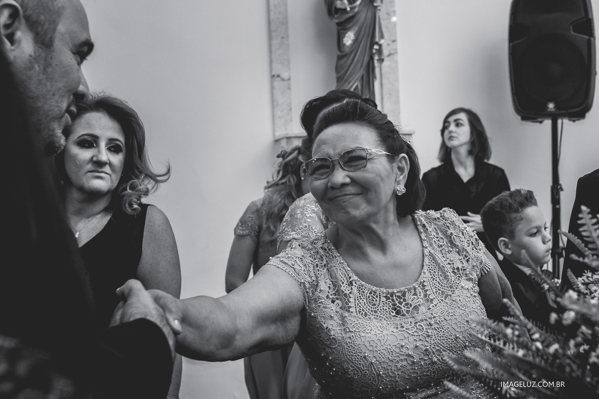 mãe da noiva cumprimentando convidado