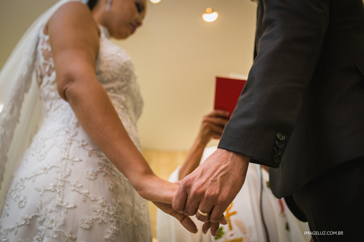 detalhes das mãos dos noivos