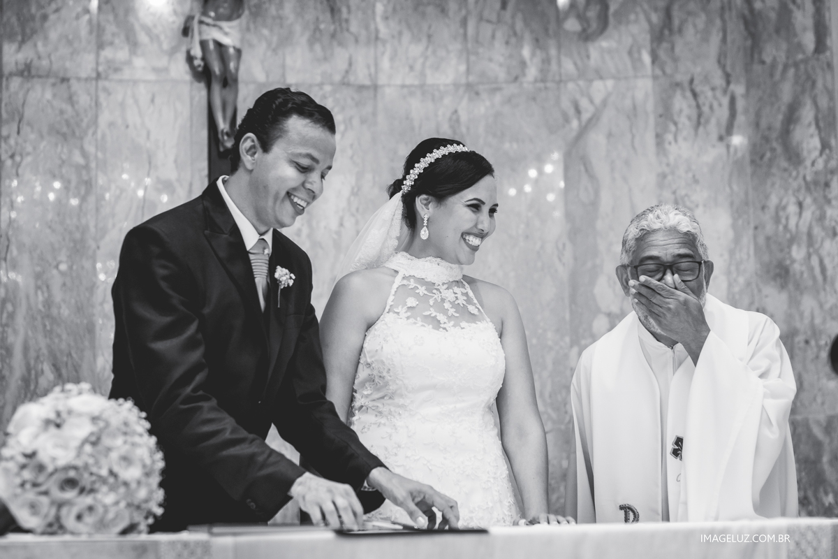padre dando risada no casamento