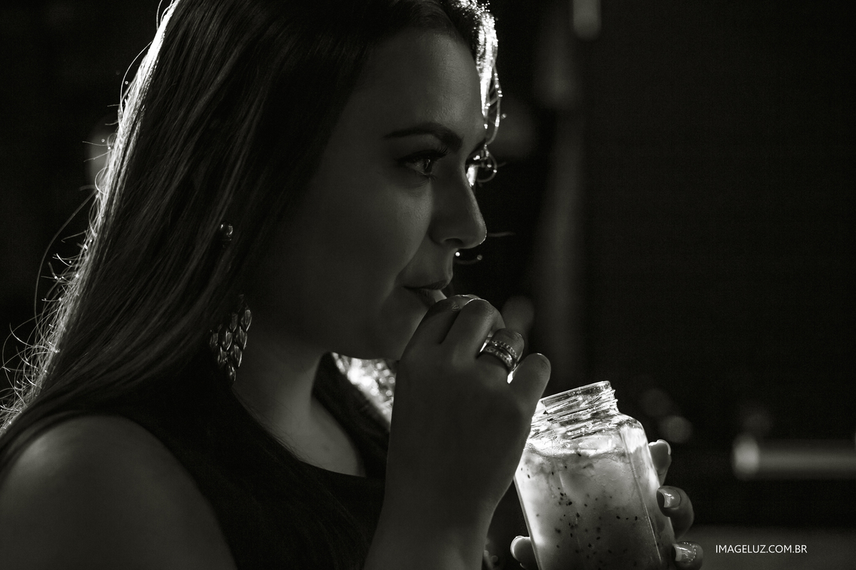 noiva provando o drink que seu noivo fez