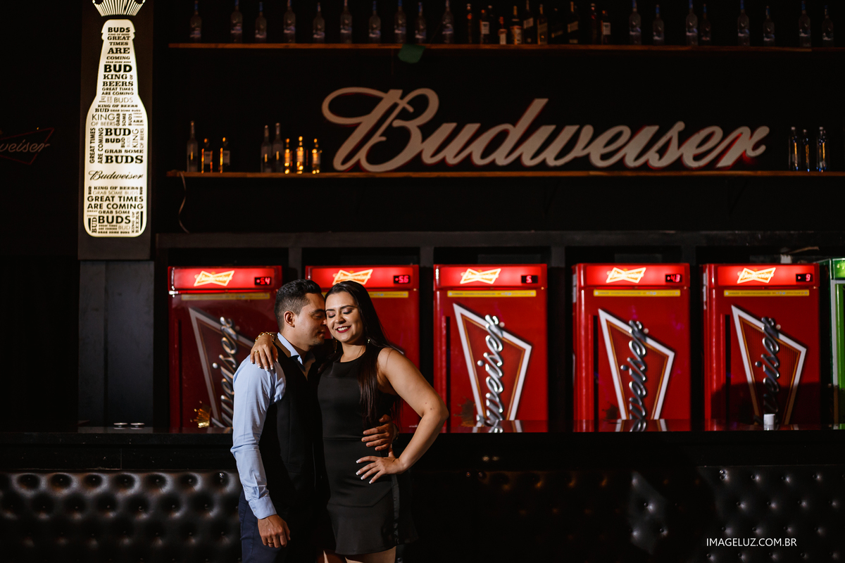 noivos na balada com budweiser