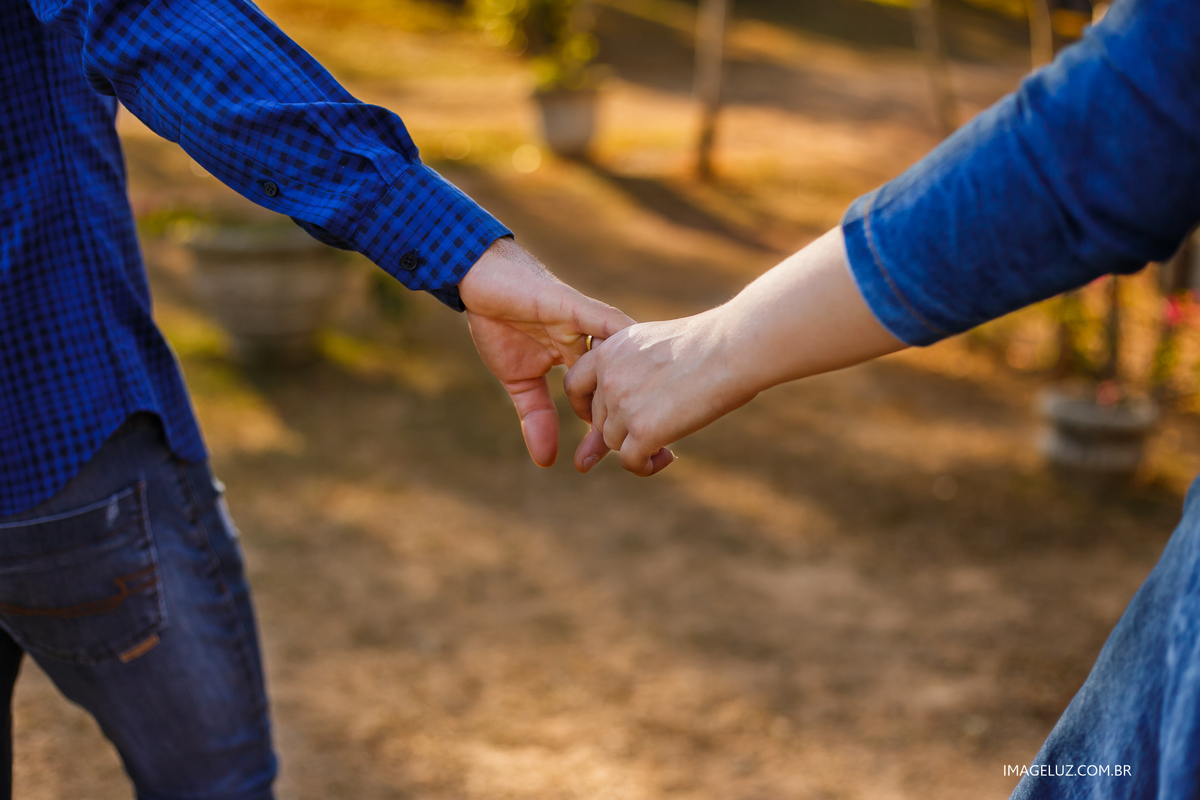 noivos caminhando de mãos dadas