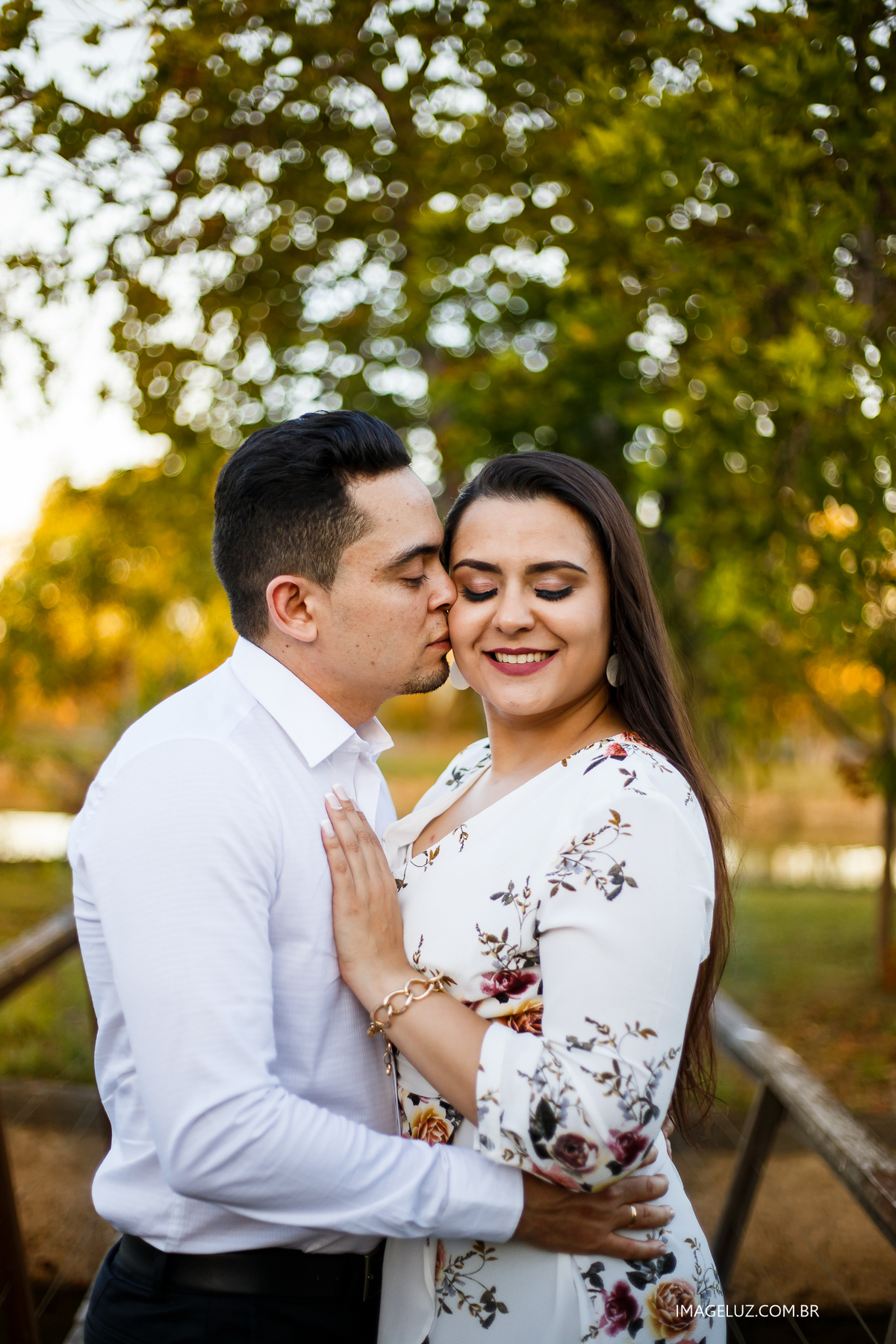 noivos se beijando no ensaio