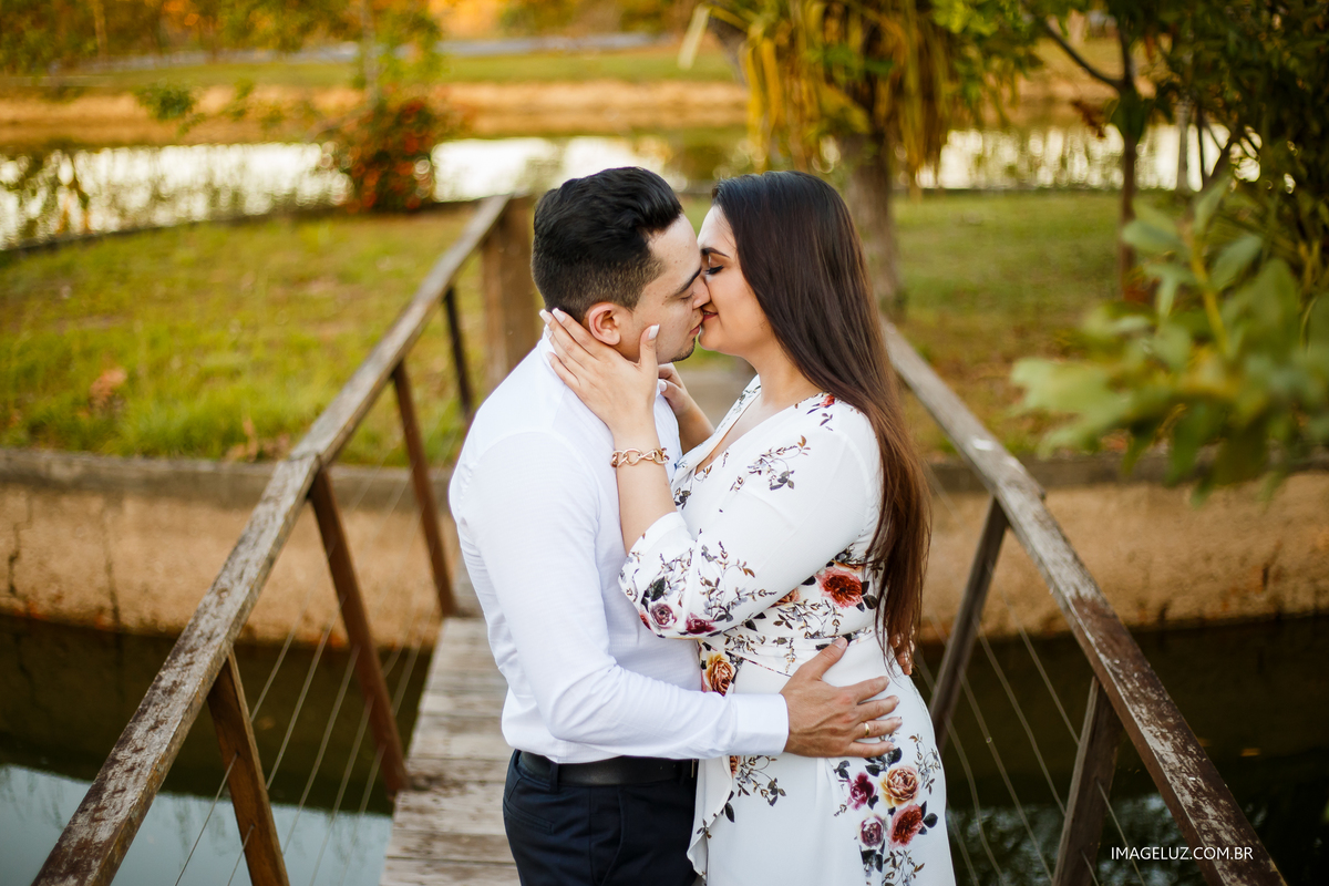 noivos se beijando na ponte
