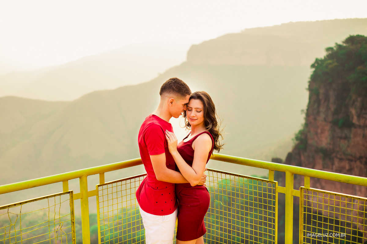 casal apaixonado no mirante do morro dos ventos