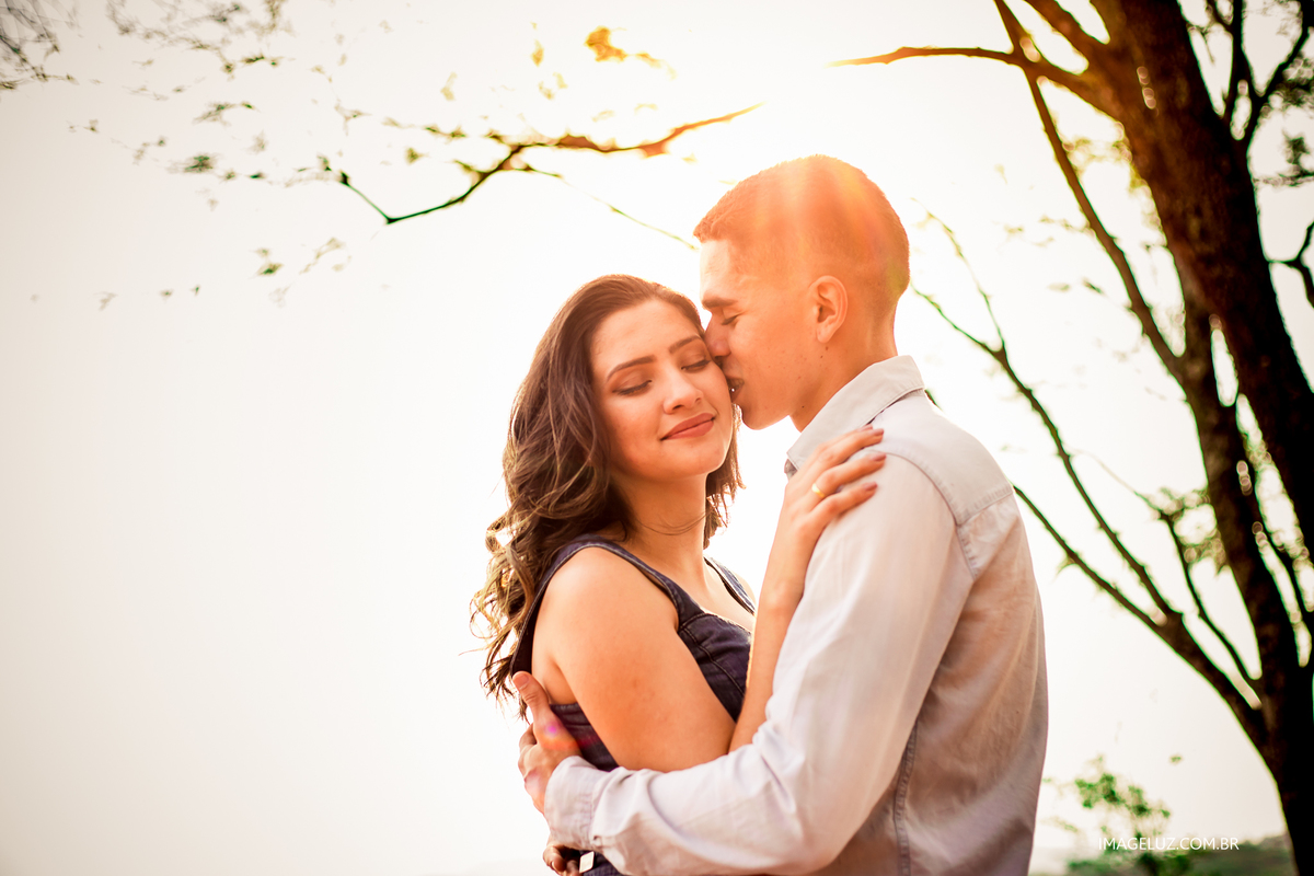 casal ao por do sol chapada dos guimarães