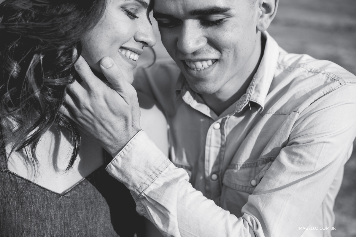 casal sorrindo e fazendo carinho no rosto