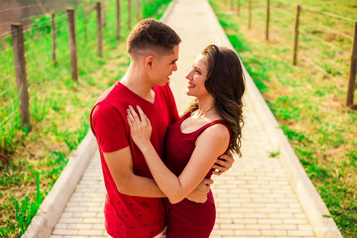 casal se olhando nos olhos