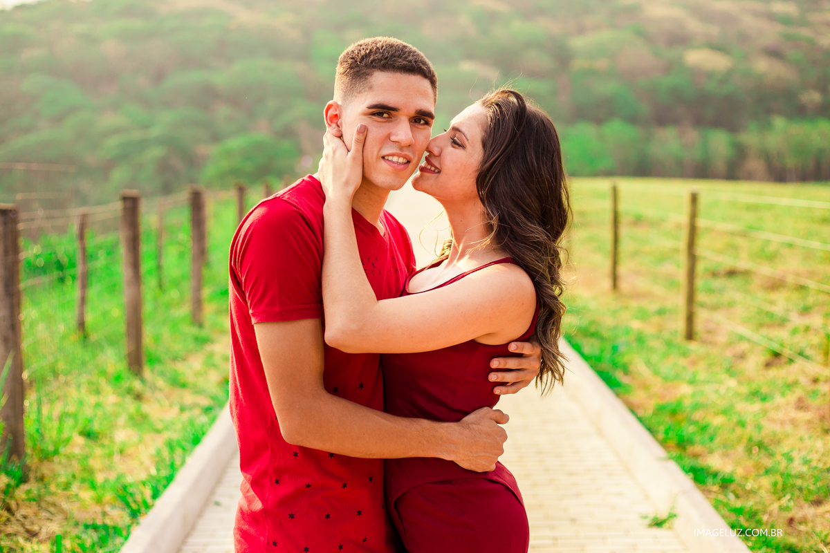 noiva mordendo a buchecha do noivo